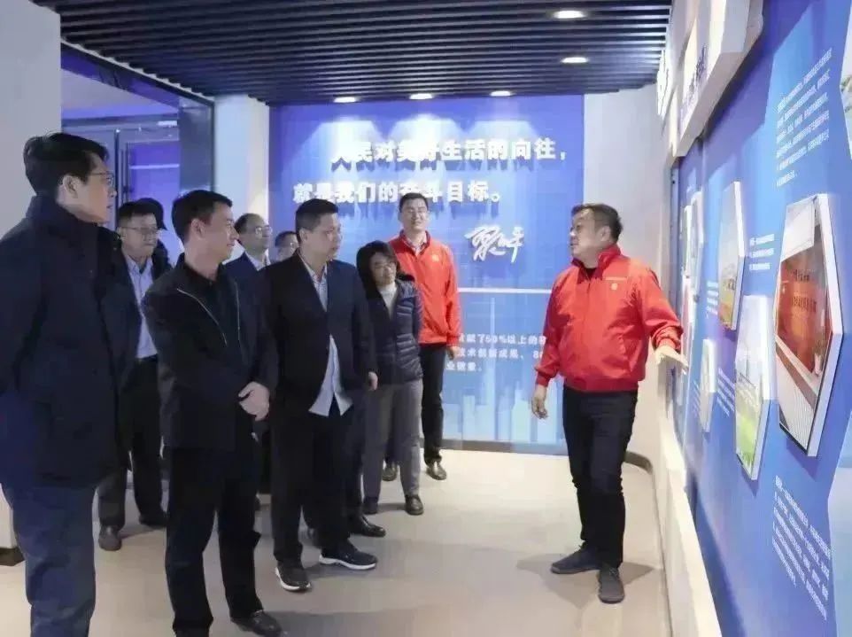 ?？诰C合保稅區(qū)工委副書記、管委會(huì)主任侯同波及青島波尼亞公司董事長(zhǎng)趙向進(jìn)到花帝公司進(jìn)行實(shí)地參觀交流