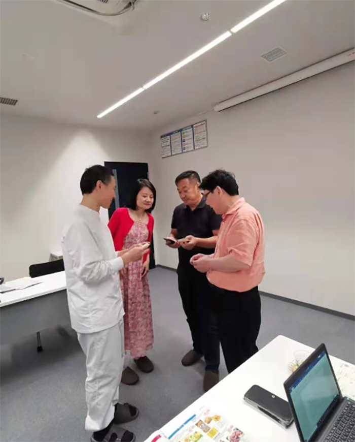 花帝董事長張福財詳細了解醬料產(chǎn)品的適用范圍等