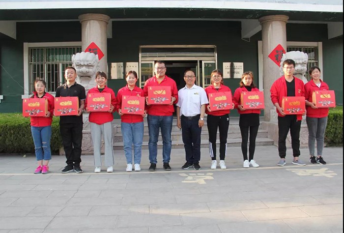 花帝副總經(jīng)理張付勝為獲獎(jiǎng)?wù)哳C獎(jiǎng)并合影留念